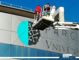 proceso de montaje de la nueva rotulacion del Parc Cientific Universitad de Valencia